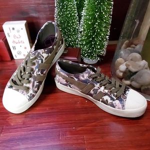 Gola Sneakers Floral Pattern in Purple/Green